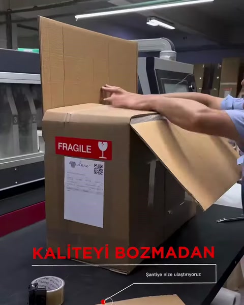 Etiketli karton kutu kapatılarak sevkiyata hazır hâle getiriliyor