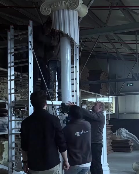 Kırık sütun efekti oluşturan gövde parçası yerleştiriliyor