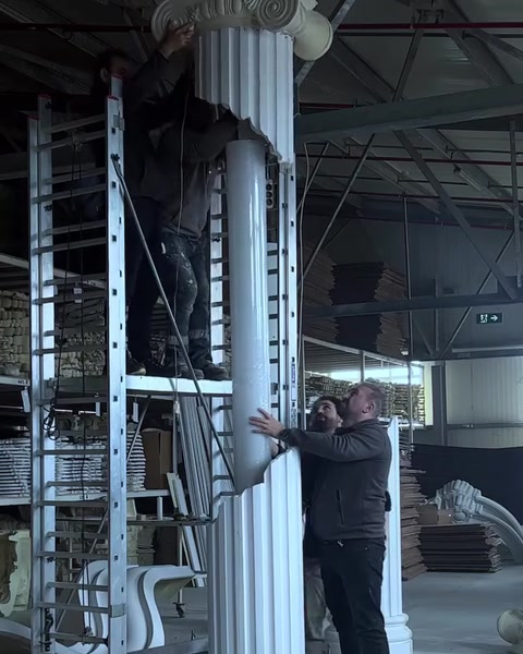 Dekoratif sütunun kırık görünümlü üst bölümü elle hizalanıyor